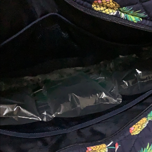 Vera Bradley pineapple weekender bag used once - Picture 7 of 7